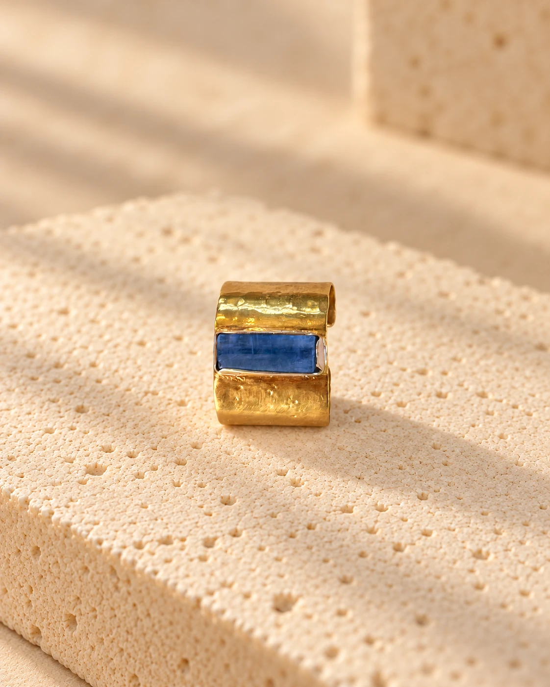 Mâhi Kyanite Earcuff
