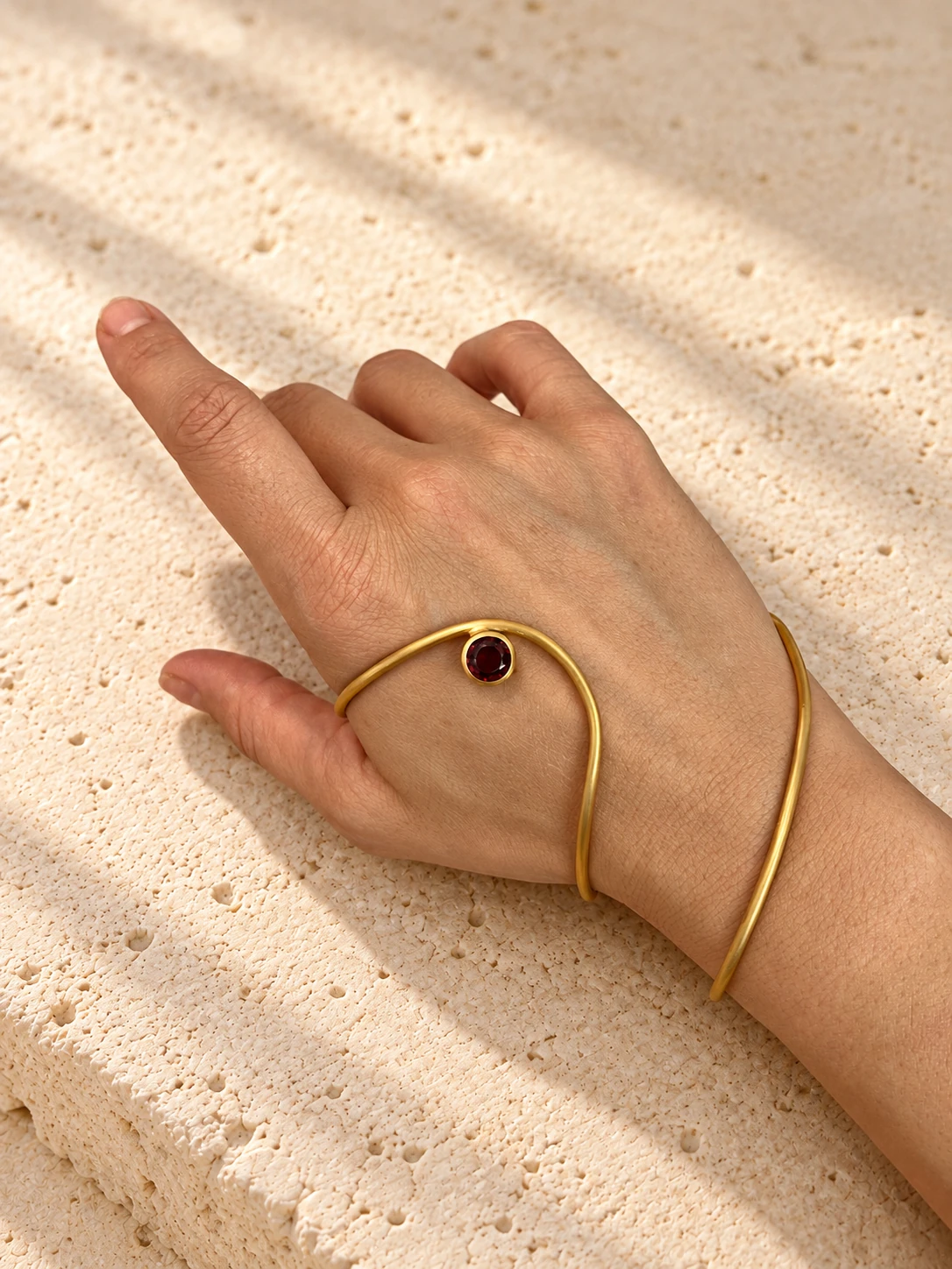 Nokta — handcuff — el üzerinde
